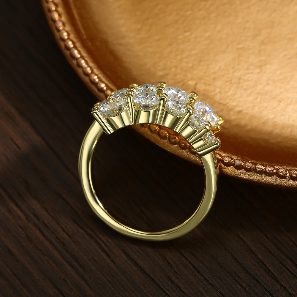 Graduated Stone Ring — Moissanite, 925 Silver, detail view