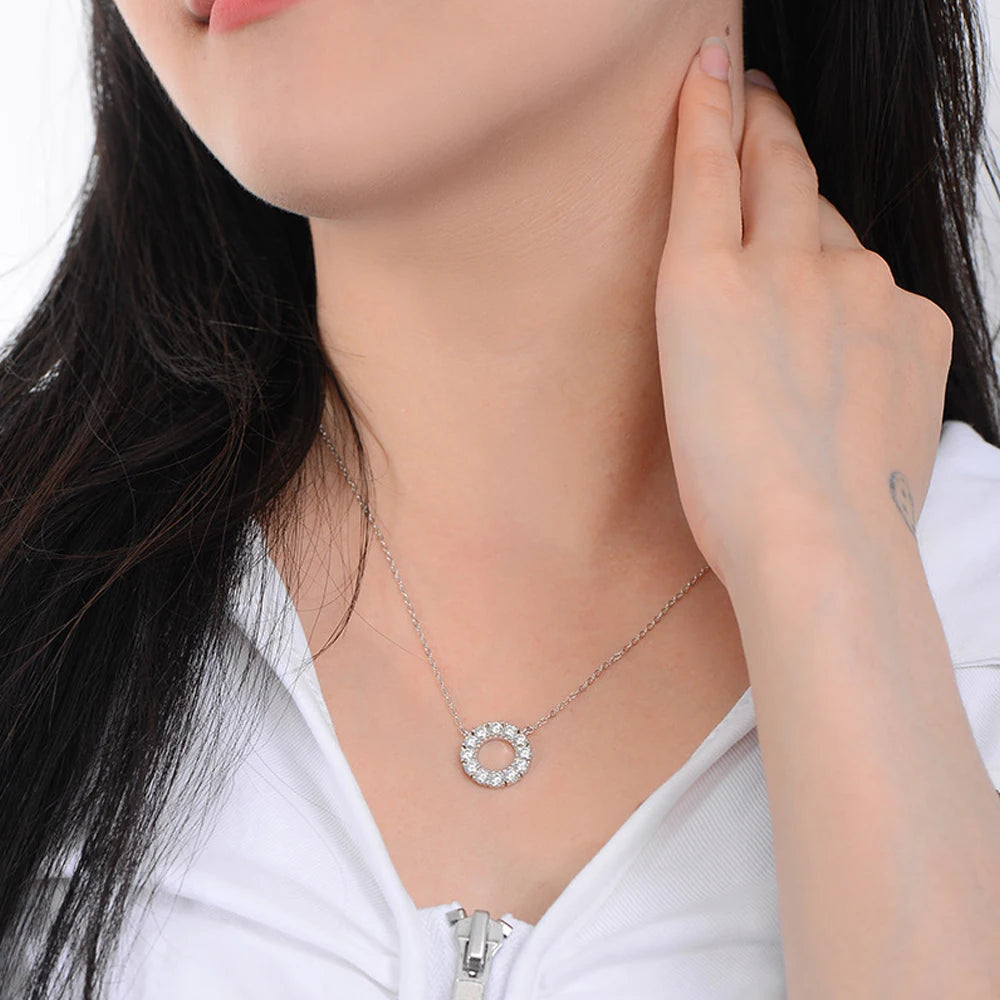 Round Pendant Necklace — 3mm / 4mm Moissanite, 925 Silver, detail view