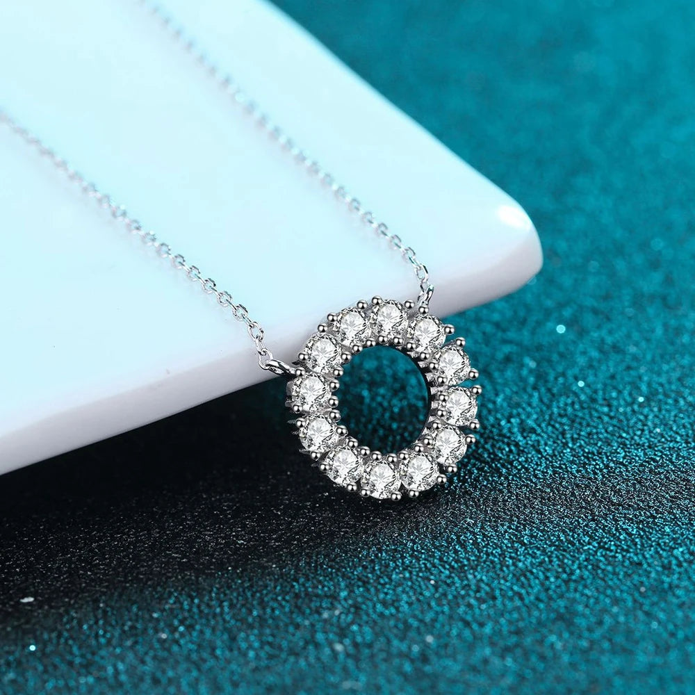 Round Pendant Necklace — 3mm / 4mm Moissanite, 925 Silver, detail view