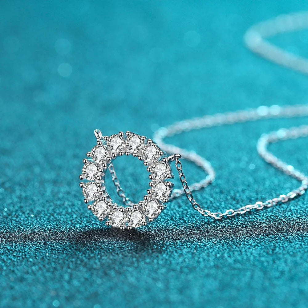 Round Pendant Necklace — 3mm / 4mm Moissanite, 925 Silver, detail view